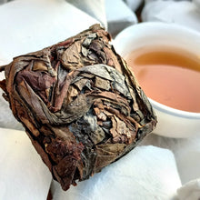 Load image into Gallery viewer, Charcoal- Roasted Narcissus (Shuixian) Tea